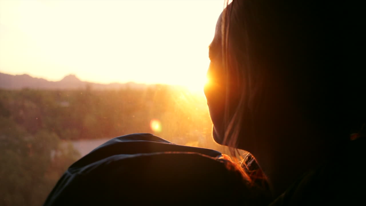 Silhouette che guarda un bellissimo tramonto