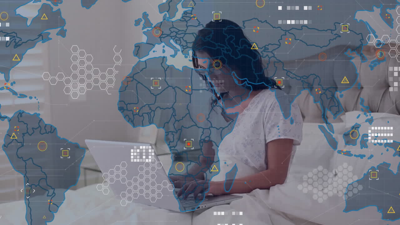 animación de un mapa del mundo con procesamiento de datos sobre una mujer biracial usando una computadora portátil