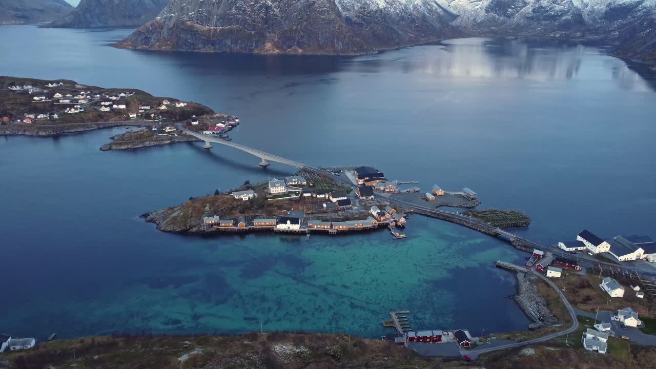 pintoresco paisaje de una pequeña ciudad a orillas del mar rodeada de enormes montañas