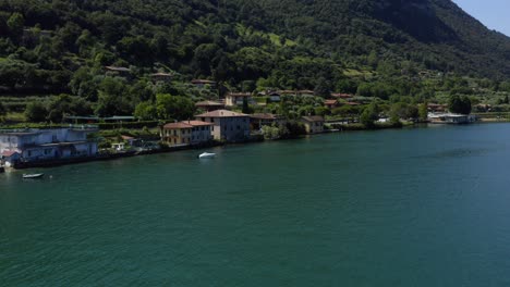 Ruhiger-Iseosee,-Lago-D&#39;iseo-In-Italien---Drohnenaufnahme-Aus-Der-Luft