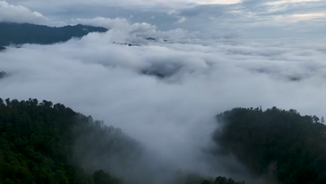 Luftfliege-Drohnenansicht-über-Den-Bergen-In-Den-üppigen-Grünen-Regenwolken-Bedecken-Tropischen-Regenwald-Während-Der-Regenzeit-In-Mexiko