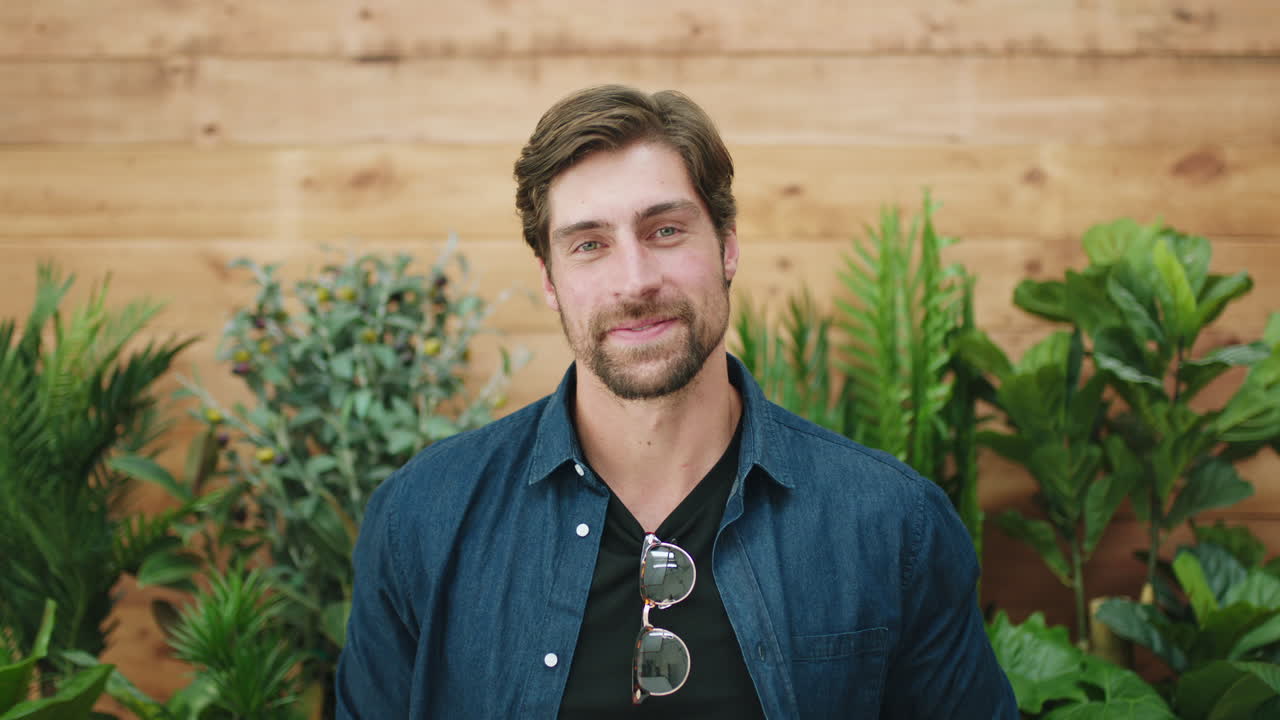 sonrisa, oficina y retrato del hombre en la creatividad