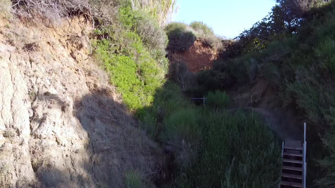 impresionante vuelo aéreo de drones se eleva lentamente toma de drones de pasos y camino privado en un acantilado del cañón