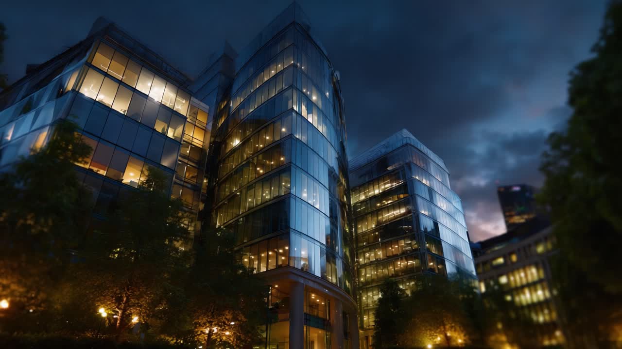 Uma transformação impressionante da arquitetura urbana: o anoitecer ilumina edifícios com fachada de vidro com luzes vibrantes e um skyline espetacular em uma paisagem urbana moderna