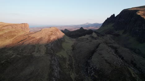drone panorámica disparado sobre quiraing en la isla de skye en escocia en un día soleado
