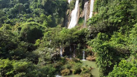 una hermosa toma de drones de la cascada tropical thi lo su ubicada en lo profundo de la jungla de umphang en el norte de tailandia en asia