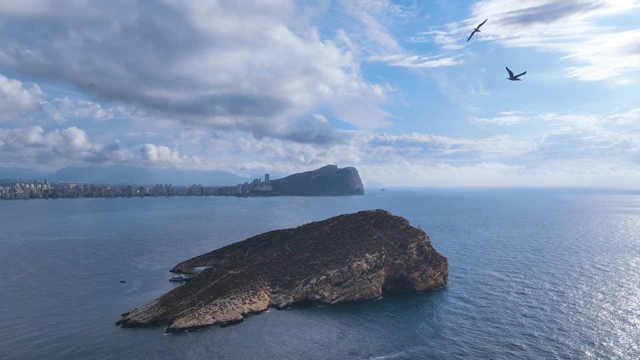 Flight reverses from Benidorm's gloomy island as two sea gulls photobomb video