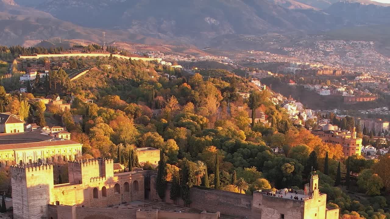 Vista de Granada, Espanha, com montanhas e árvores no plano de fundo