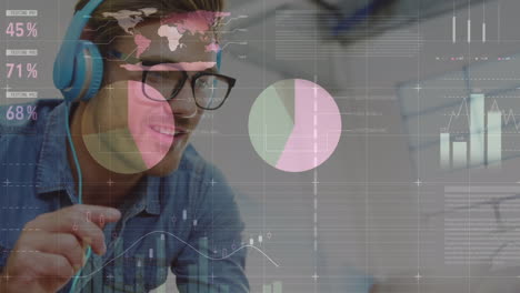animación de procesamiento de datos estadísticos contra hombre caucásico escuchando música y usando tableta