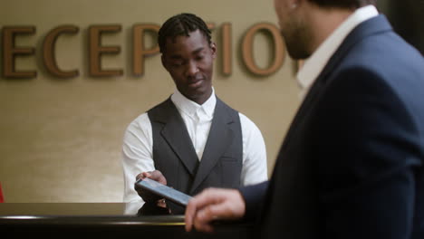 un joven se acerca al hotel.