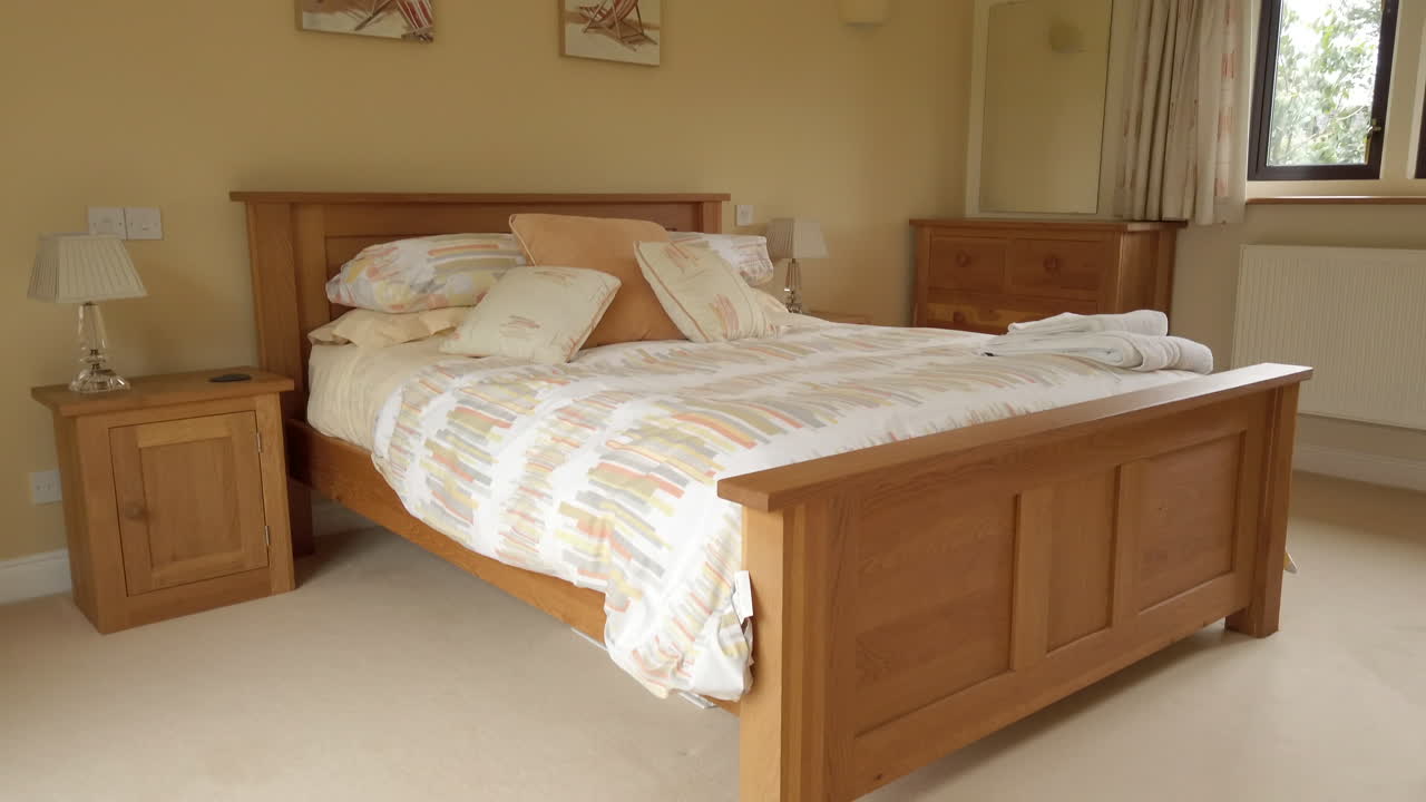 슬로우 모션으로 현대적인 게스트 침실의 아래쪽 기울기