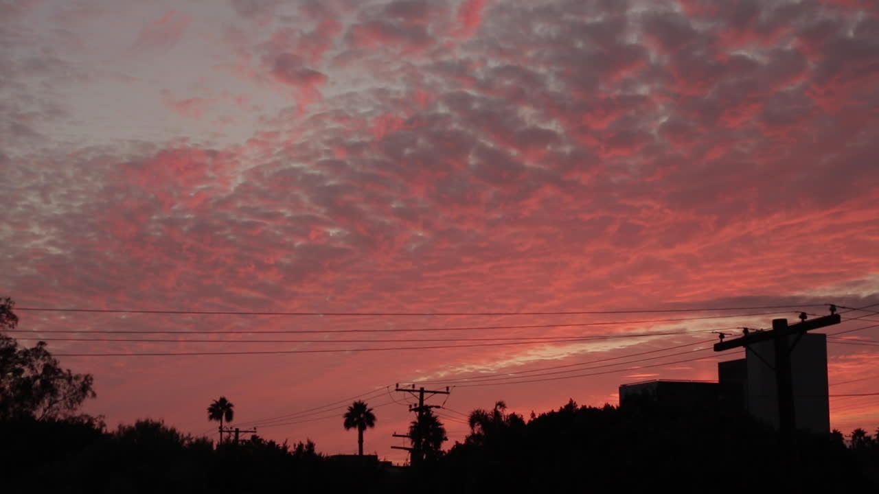 puesta de sol quemada roja y rosa en los ángeles