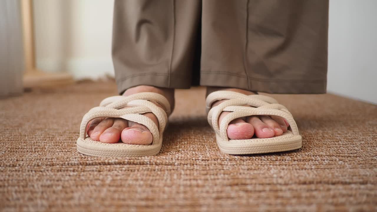 Slippers op een geweven tapijt