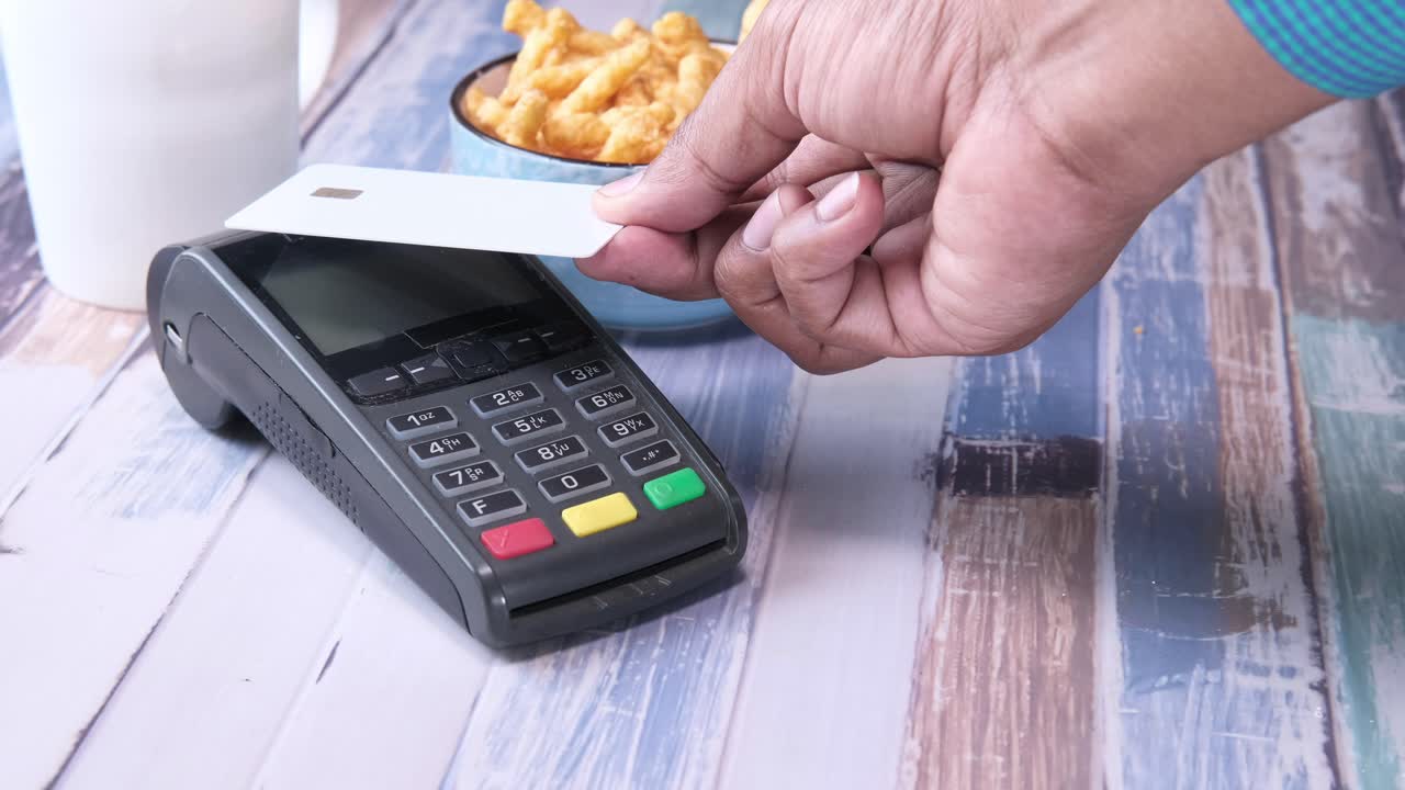 카페에서 신용카드로 지불하는 것