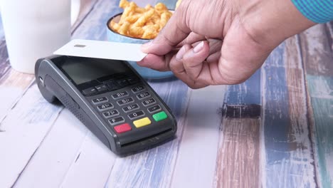 pagar con tarjeta de crédito en un café
