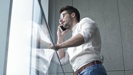 Empresario-Emocional-Hablando-Por-Teléfono-Móvil