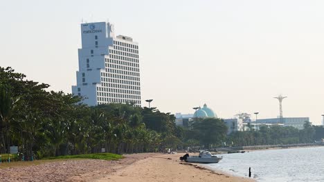 playa serena con edificios y palmeras