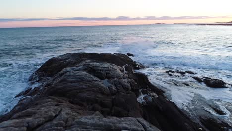 Vista-Aérea-Saliendo-Del-Mar-En-Grindel-Point-Light-Islesboro-Maine-Estados-Unidos