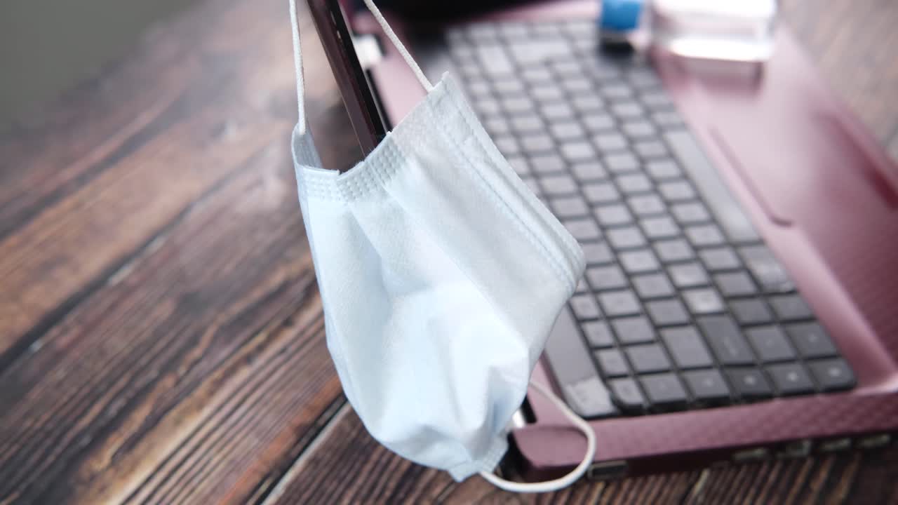 전염병 기간 동안 마스크를 착용한 노트북