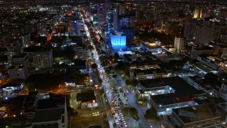 lapso de tiempo de la concurrida carretera de santo domingo con tráfico de automóviles en la noche, república dominicana