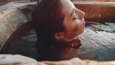 mujer bañándose en agua sucia en un mundo distópico