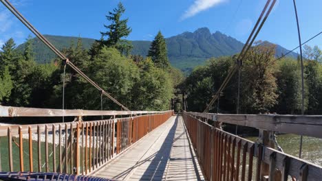 Fahrt-über-Eine-Hölzerne-Hängebrücke-Im-Ländlichen-Washington