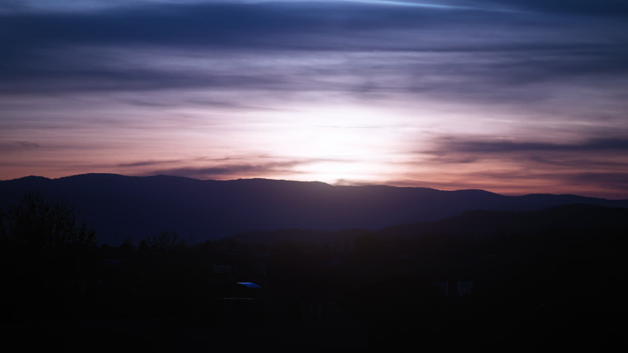 el lapso de tiempo del atardecer en annecy, francia
