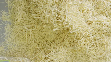 una pila de fideos secos