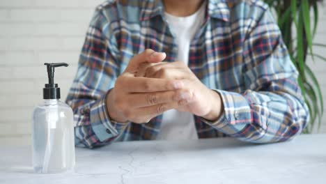persona que se lava las manos con desinfectante