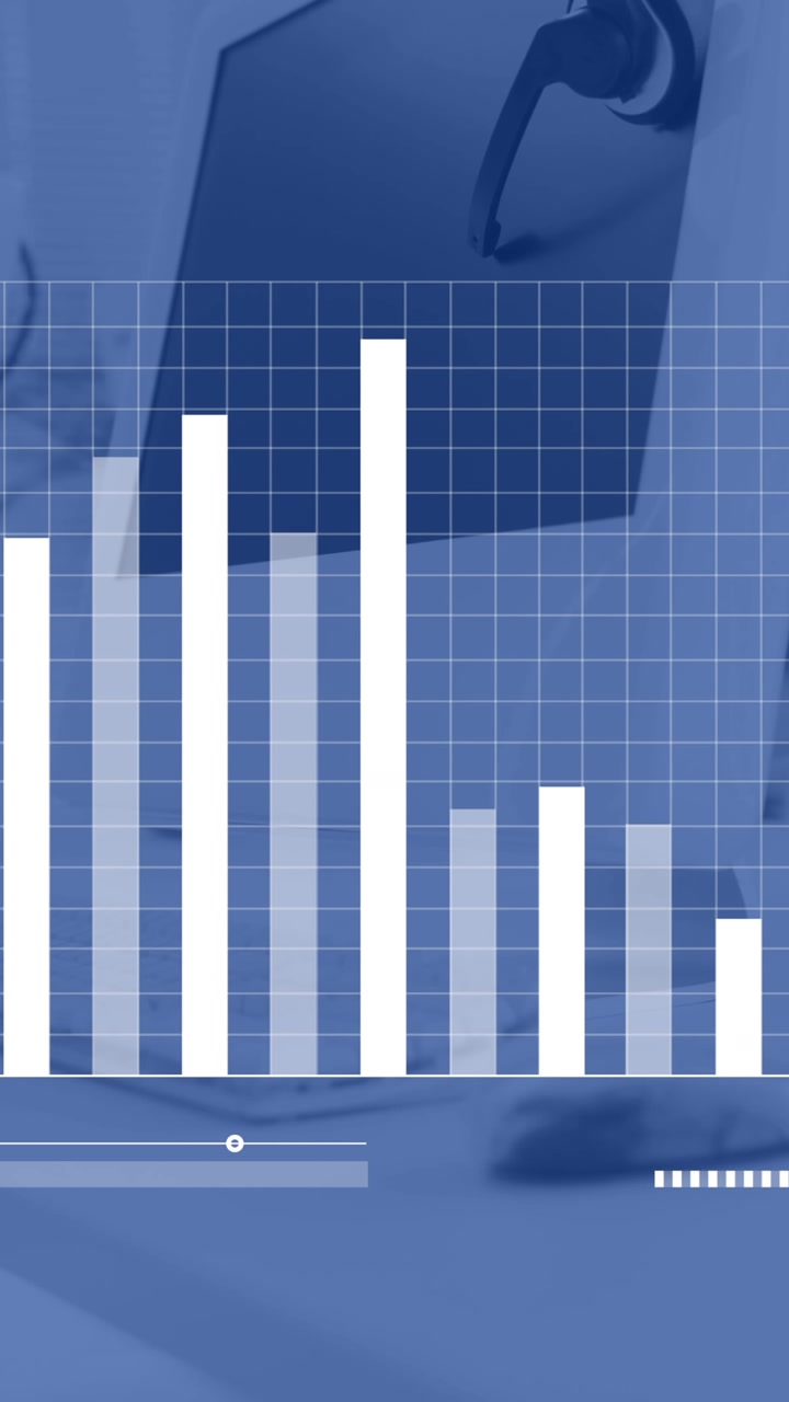 Animazione di elaborazione dati finanziari su computer su scrivanie in ufficio.