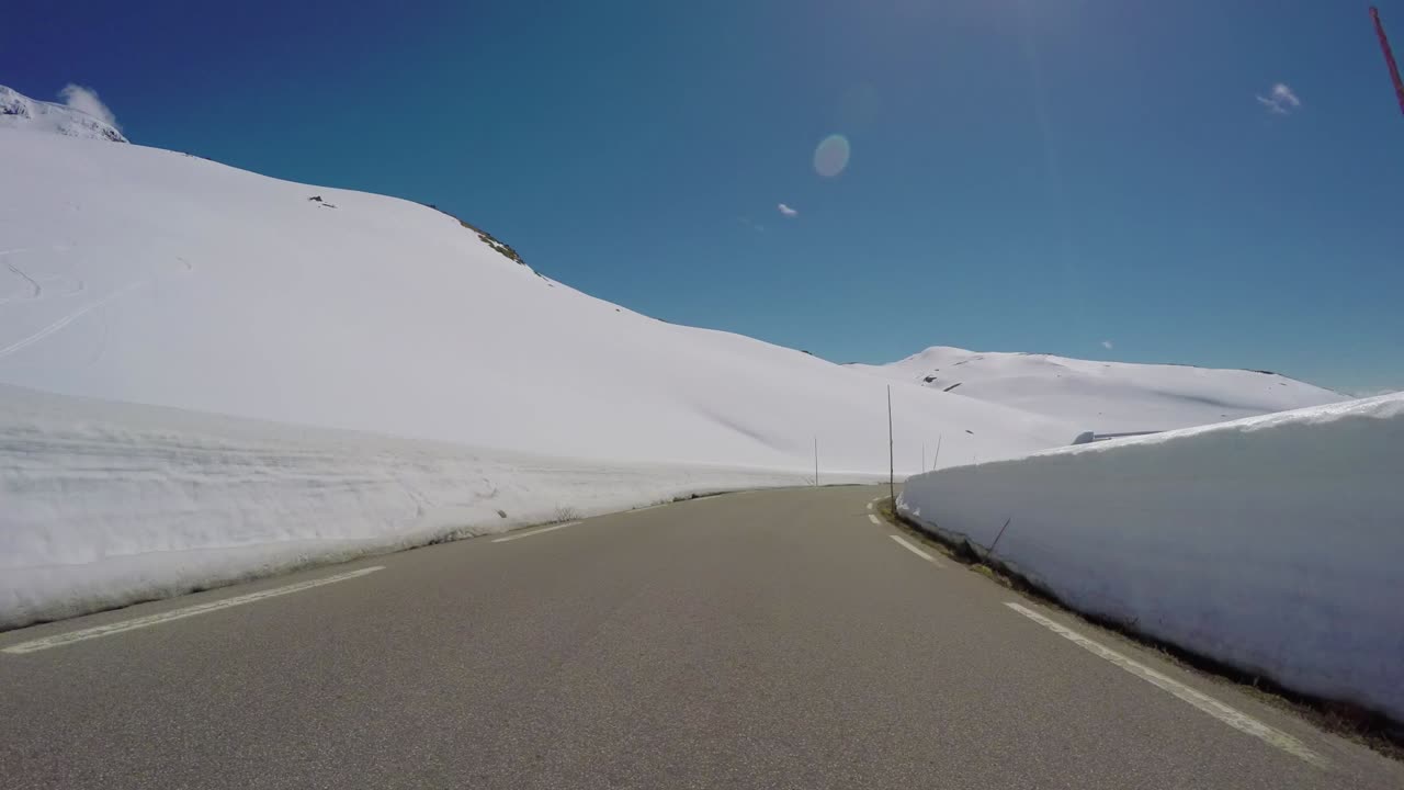 노르웨이 도로에서 차를 운전하다