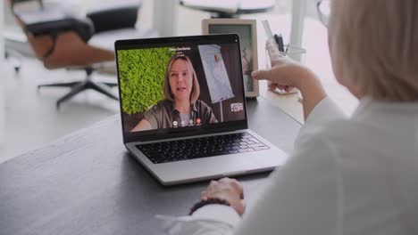 mujer de negocios en video llamada