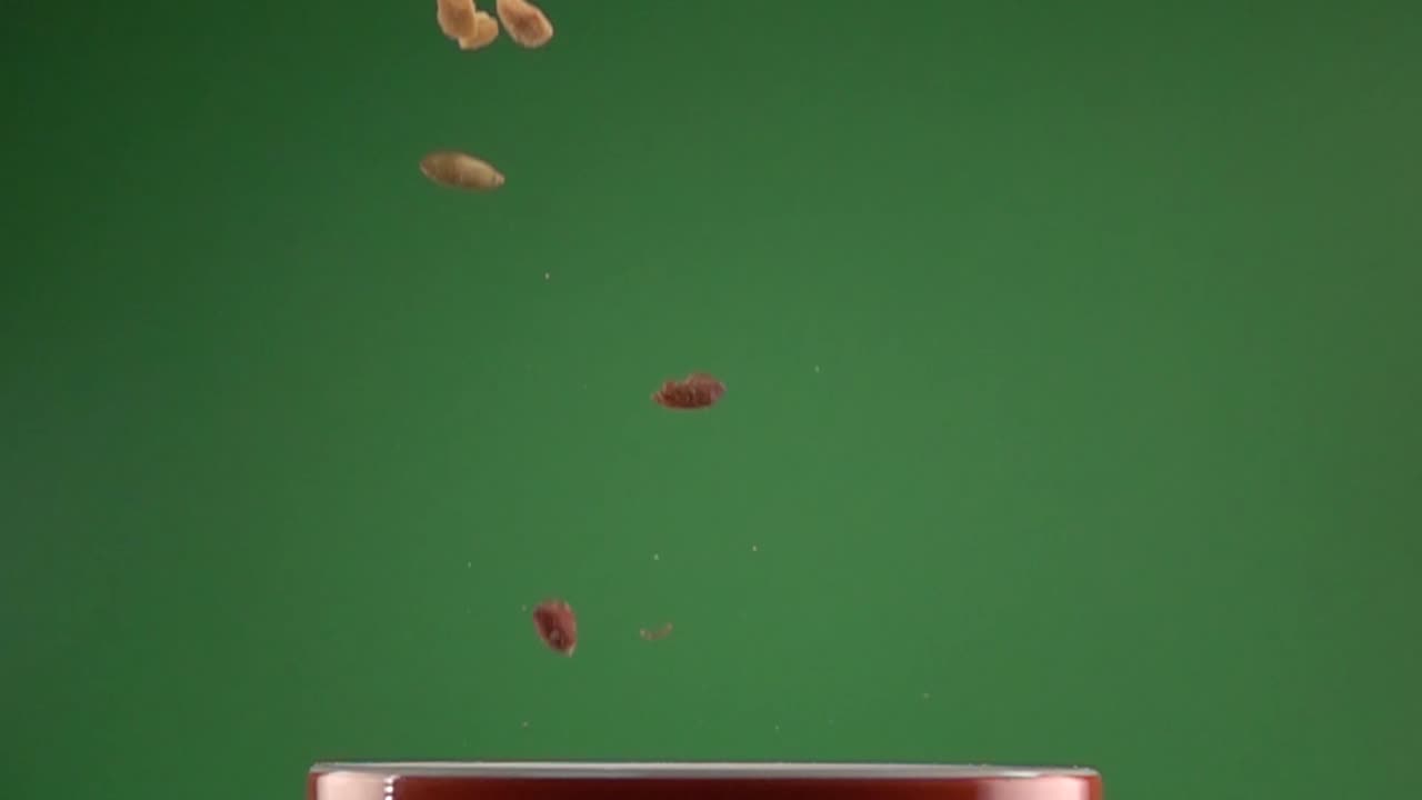 접시에 떨어지는 짠 땅콩