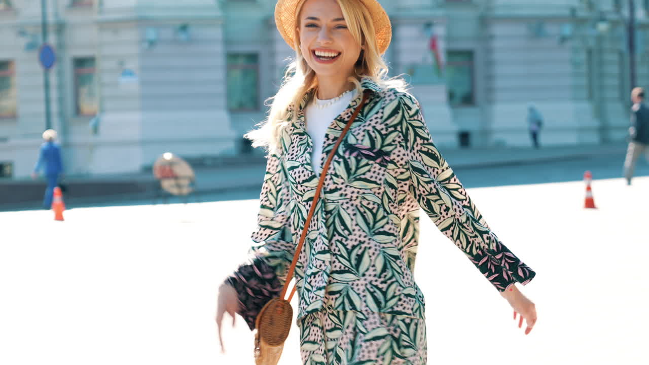 도시에서 행복한 여자