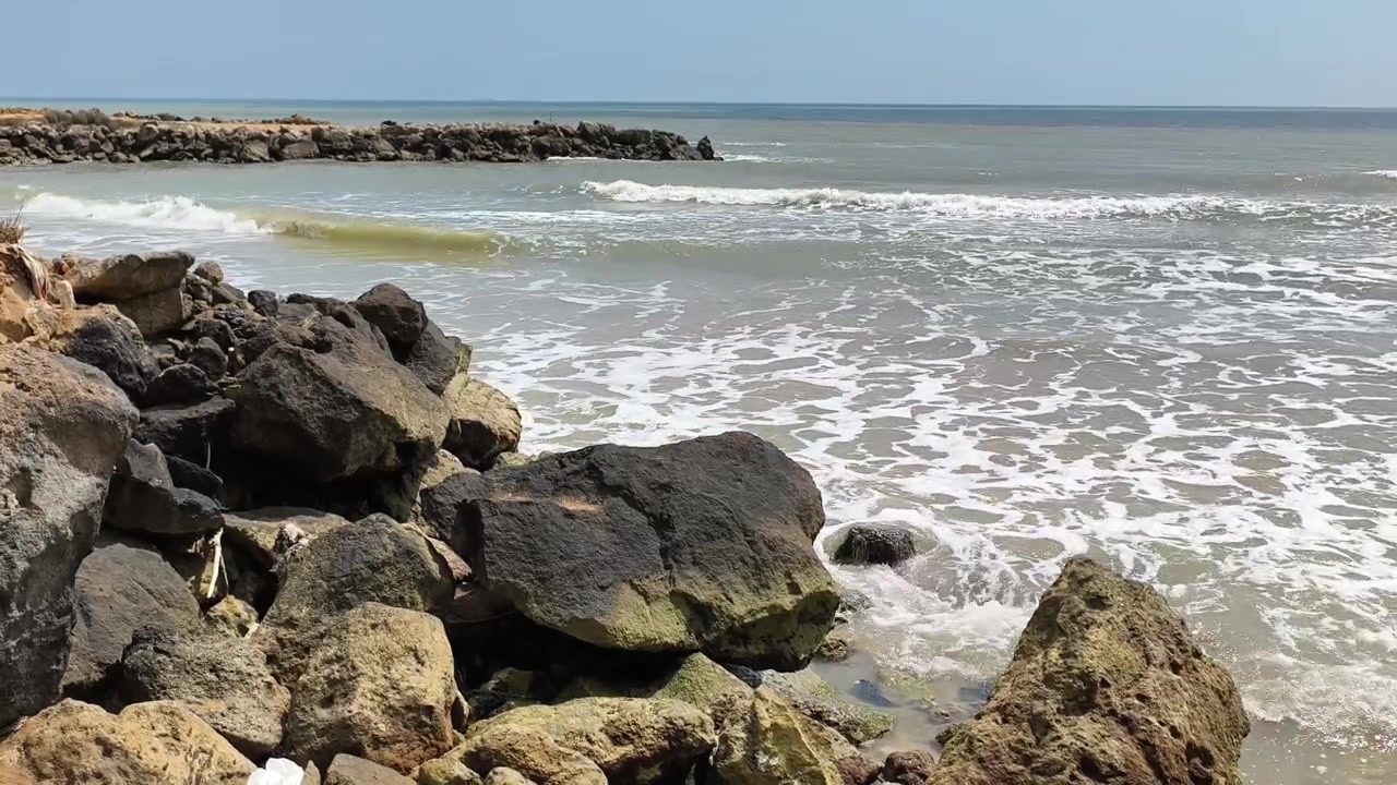 As ondas do oceano batendo contra a costa rochosa