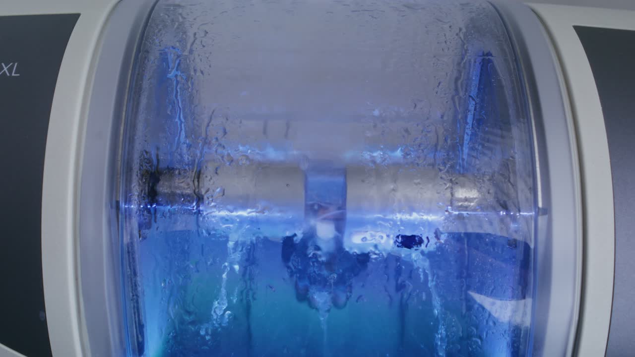 작동 중인 치과 밀링 기계