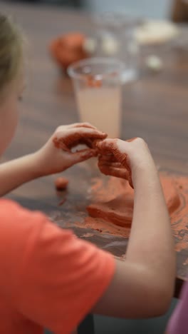 niño haciendo una escultura de arcilla