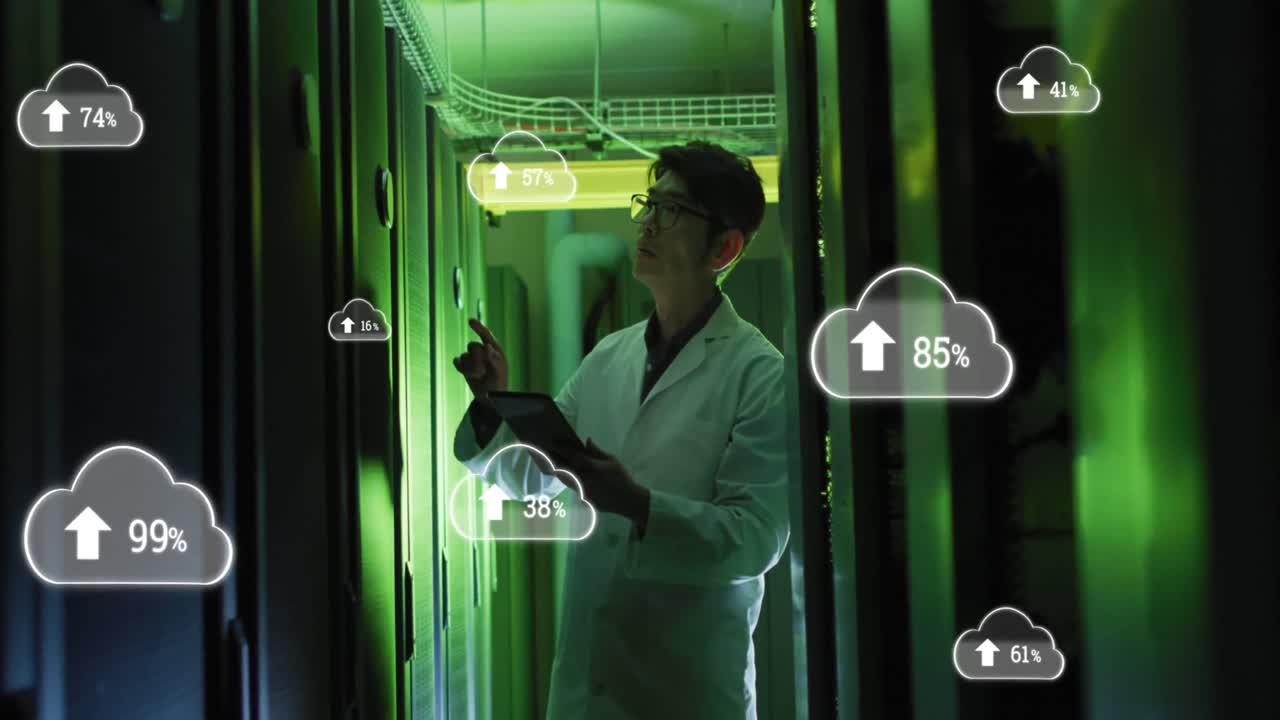 animación de nubes con carga sobre hombre asiático trabajando en la sala de servidores