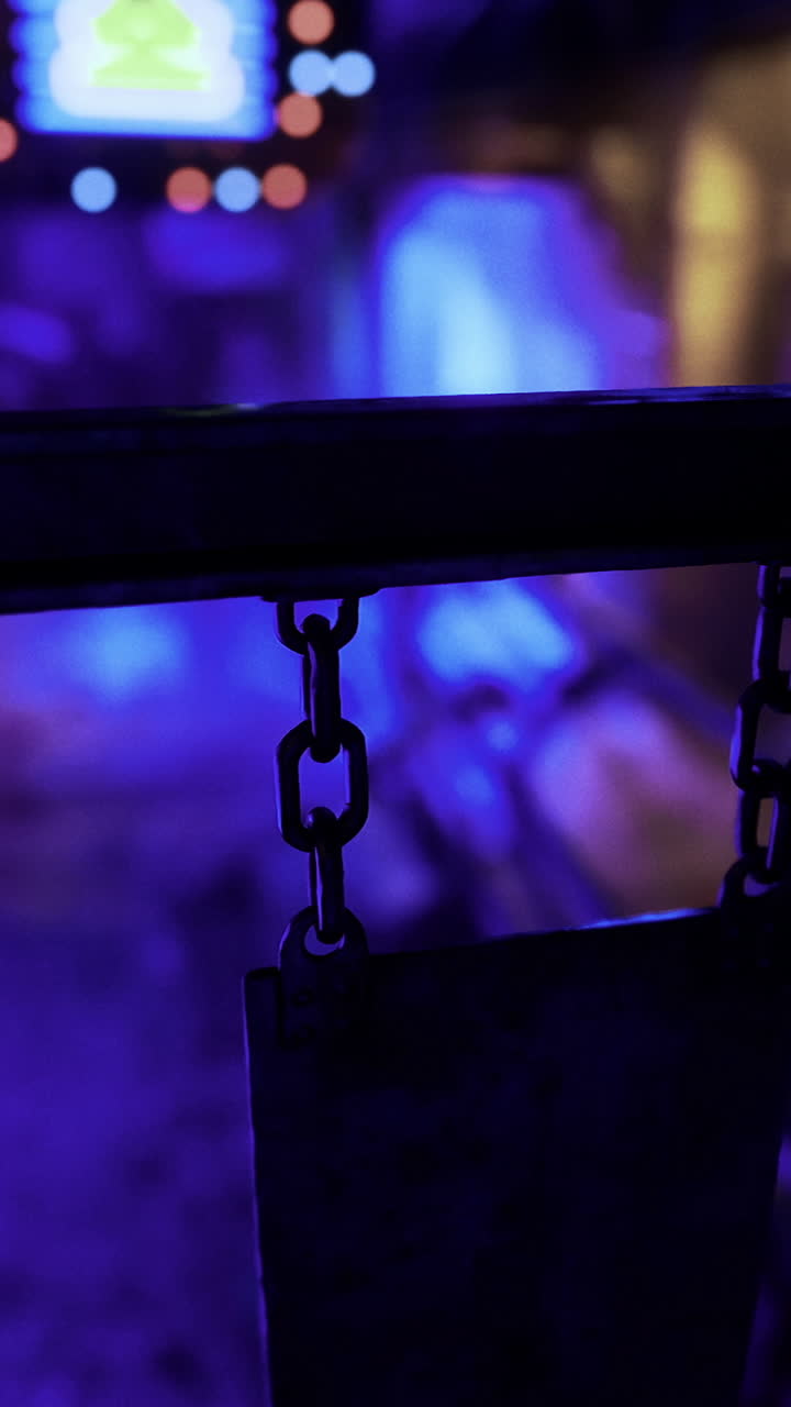 Luci al neon illuminano un vivace vicolo in un ambiente urbano dinamico