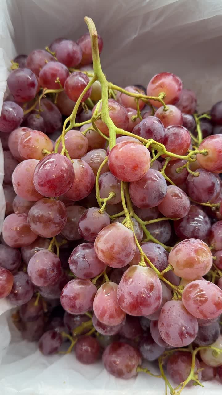 Primo piano di uva rossa fresca su grappoli