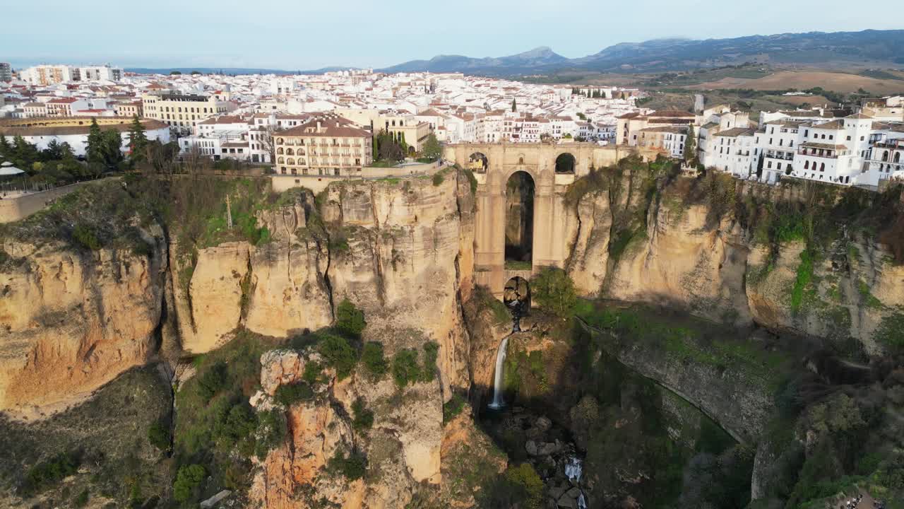 Ronda bybillede og Buebroen Puente Nuevo i Malaga, Andalusien, Spanien - Luftfoto