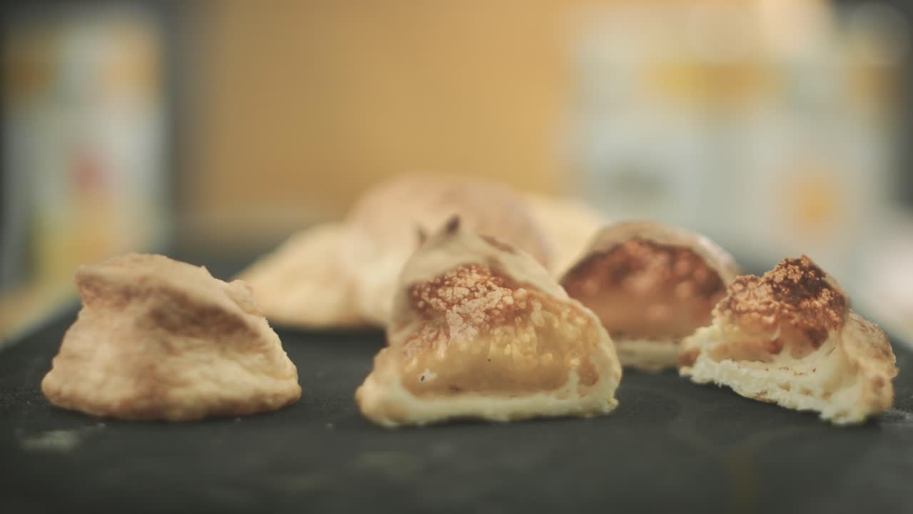 프레임 중앙에 놓인 접시에 구운 머랭 반쪽