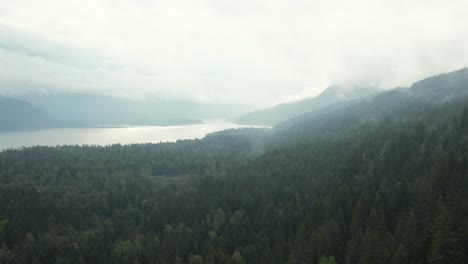 Dolly-Aéreo-Lento-A-Través-De-La-Niebla-Que-Muestra-El-Lago-De-La-Flecha-Superior,-Canadá