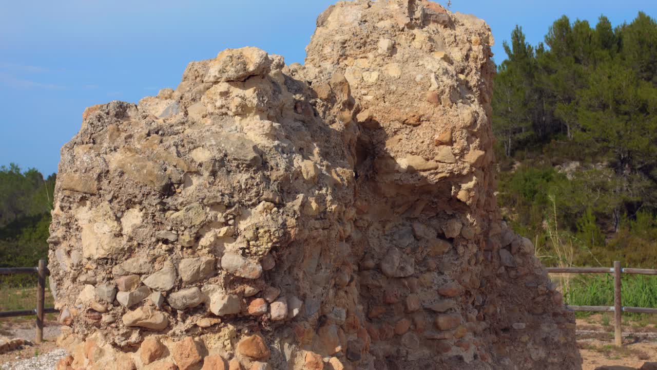 스페인 의 카스텔론 지방 을 지나가는 로마 의 폐허 인 아우구스타 를 가로질러 - 가까운 사진