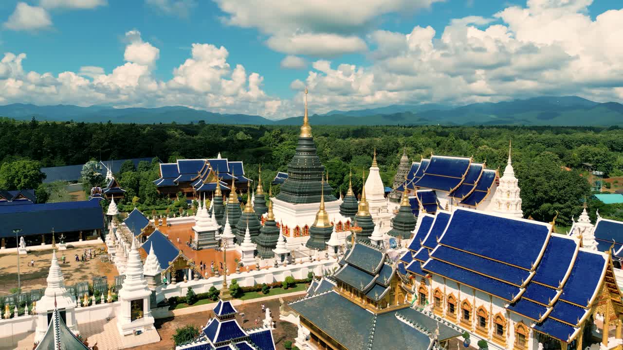 Filmato aereo cinematografico 4K con drone della natura, che mostra lo splendido tempio di Wat Ban Den, vicino a Chiang Mai, Thailandia, in una giornata di sole.