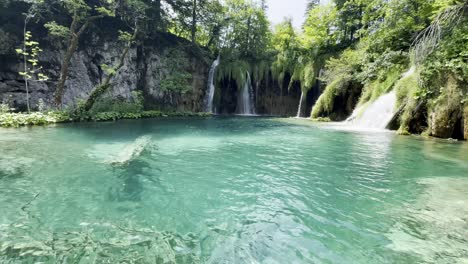 piscina de ensueño y cascadas en el parque nacional de los lagos de plitvice croacia