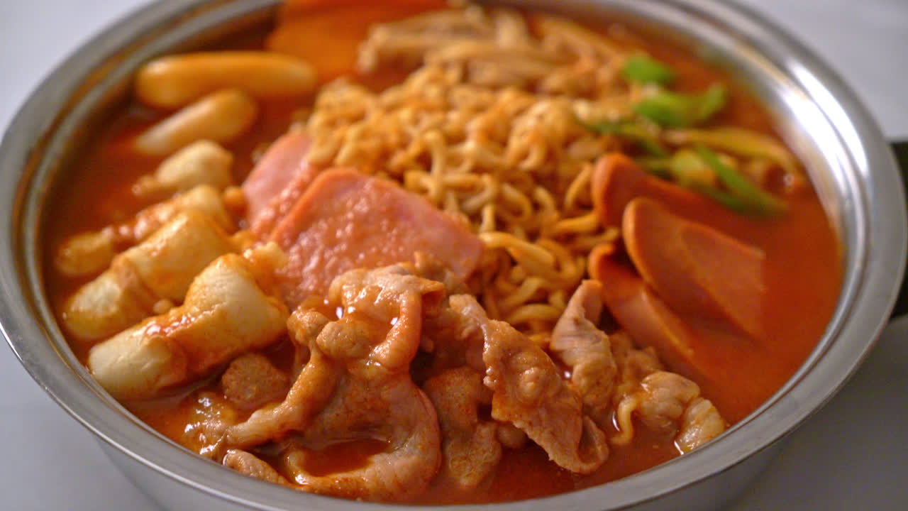 budae jjigae 또는 budaejjigae