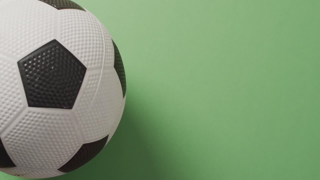 Animazione di un pallone da calcio su sfondo verde con spazio per il testo