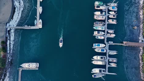 Boot,-Das-Tagsüber-Durch-Den-Jachthafen-Auf-Dem-Thea-Foss-Waterway-Segelt