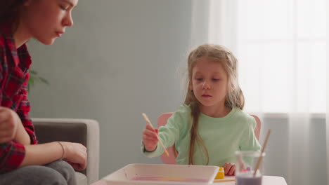 Mädchen-Schöpft-Mit-Lehrerin-Beim-Ebru-Meisterkurs-Aus-öligem-Wasser